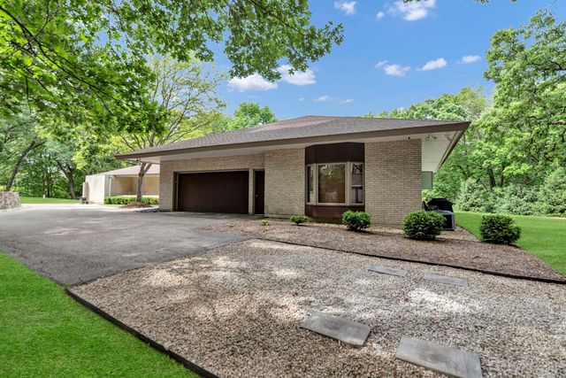 4 Far Hills Road, Barrington Hills, IL 60010