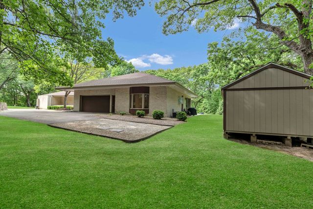 4 Far Hills Road, Barrington Hills, IL 60010
