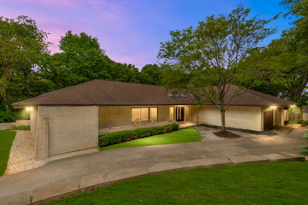 4 Far Hills Road, Barrington Hills, IL 60010