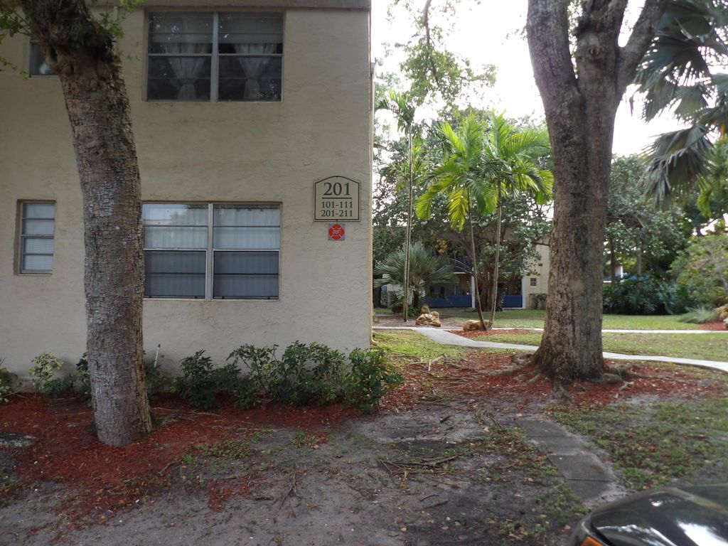 201 Bonnie Boulevard 206, Palm Springs, FL 33461