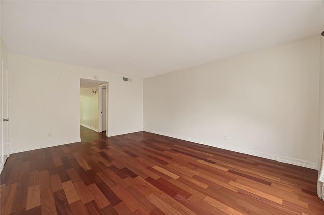 1800 Stoney Brook Drive 30, Houston, TX 77063