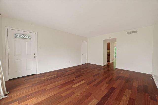 1800 Stoney Brook Drive 30, Houston, TX 77063