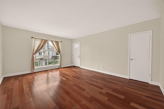 1800 Stoney Brook Drive 30, Houston, TX 77063