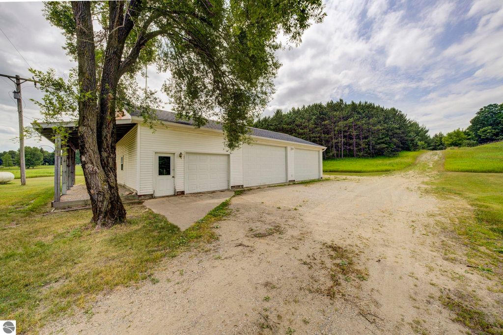 Image 3 of property listing at 8400 Westminister Road, Kingsley, MI 49649
