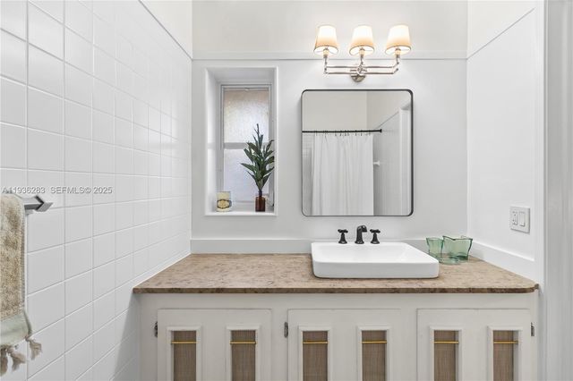 2132 Middle River Dr, Fort Lauderdale, FL 33305