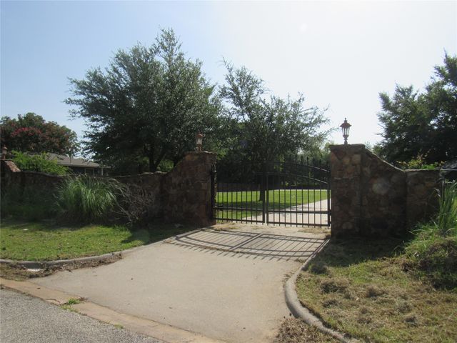 2206 Bluebonnet Avenue, Denison, TX 75020