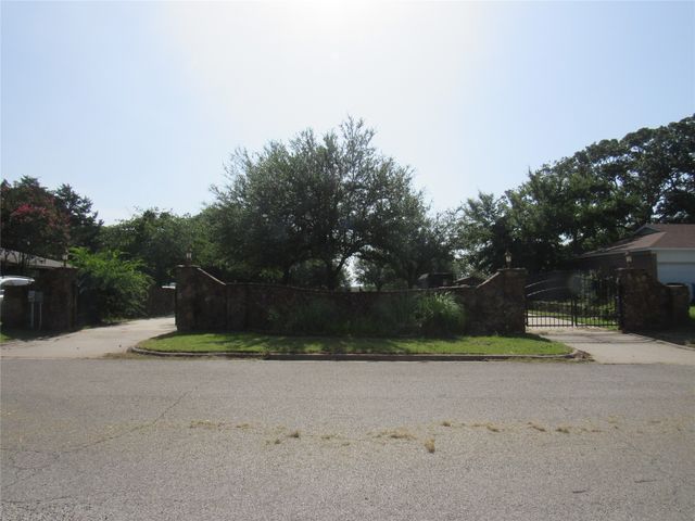 2206 Bluebonnet Avenue, Denison, TX 75020