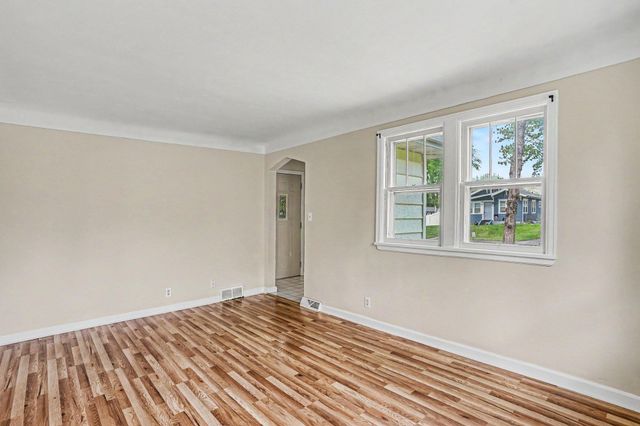 2042 Cottage Avenue E, Saint Paul, MN 55119
