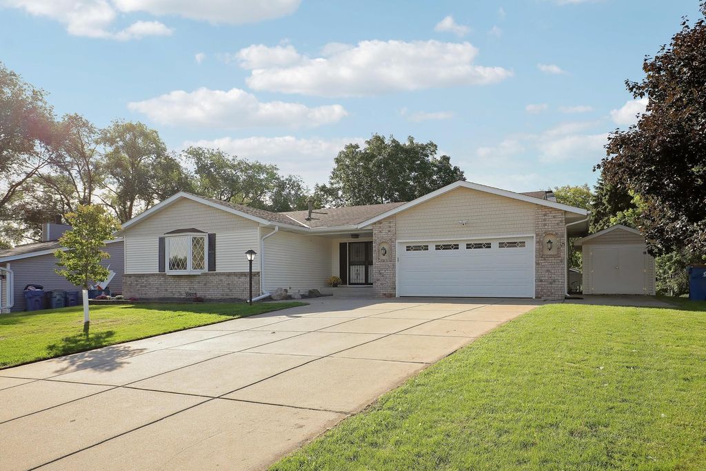 10632 Daisy Circle, Bloomington, MN 55438 — photo 2