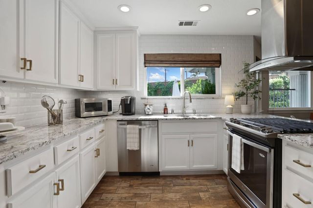 248 River Oaks Dr, Lodi, CA 95240