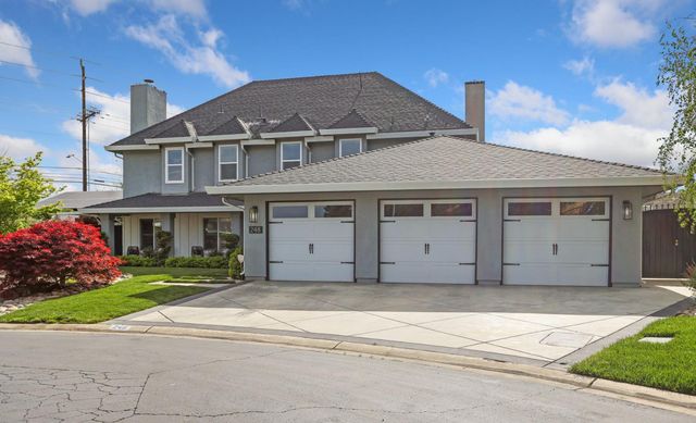 248 River Oaks Dr, Lodi, CA 95240