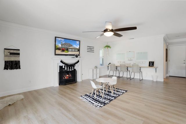 248 River Oaks Dr, Lodi, CA 95240