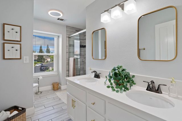 248 River Oaks Dr, Lodi, CA 95240