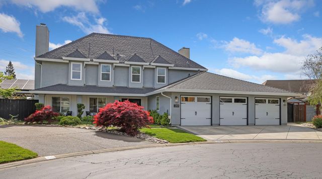 248 River Oaks Dr, Lodi, CA 95240