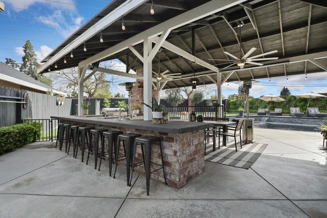 248 River Oaks Dr, Lodi, CA 95240