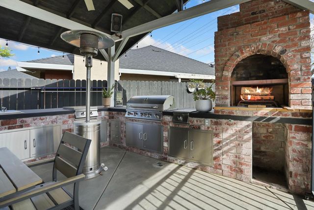 248 River Oaks Dr, Lodi, CA 95240
