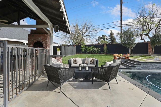 248 River Oaks Dr, Lodi, CA 95240