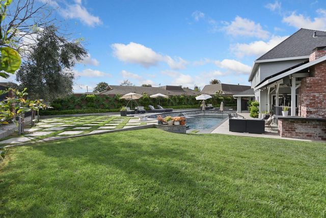 248 River Oaks Dr, Lodi, CA 95240