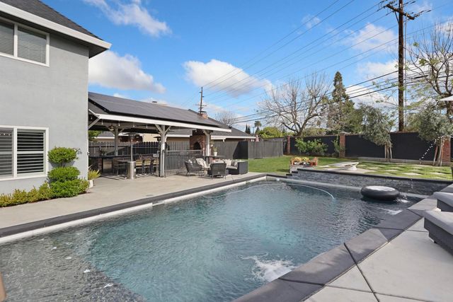 248 River Oaks Dr, Lodi, CA 95240