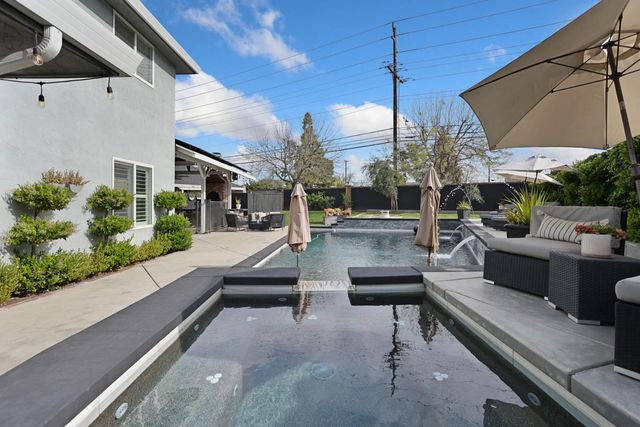 248 River Oaks Dr, Lodi, CA 95240