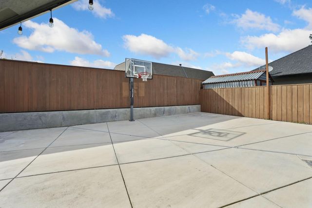 248 River Oaks Dr, Lodi, CA 95240