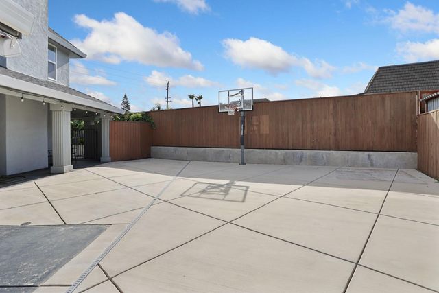 248 River Oaks Dr, Lodi, CA 95240