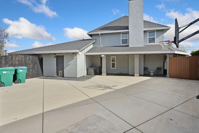 248 River Oaks Dr, Lodi, CA 95240