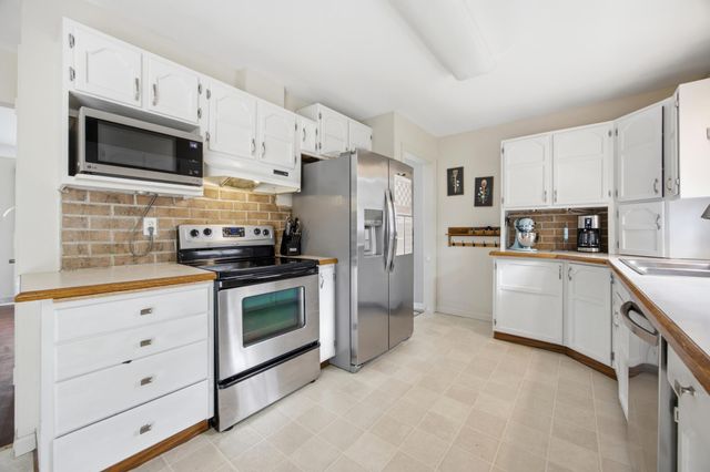 1223 16th Street N, Moorhead, MN 56560
