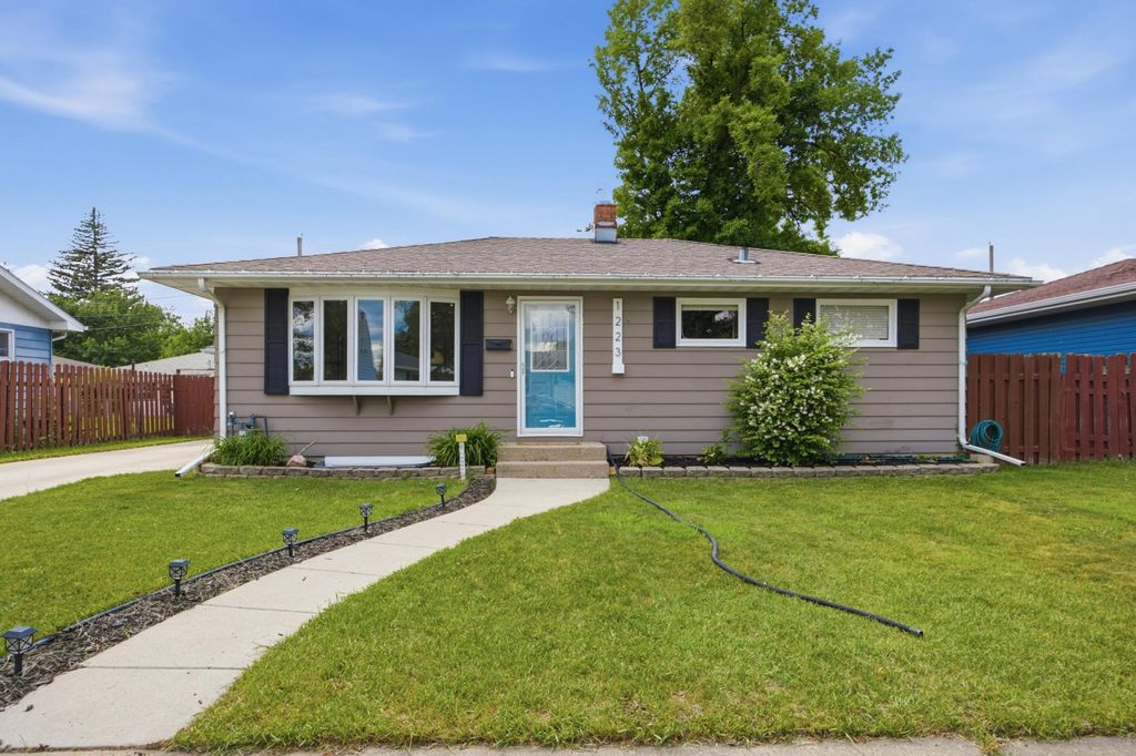 1223 16th Street N, Moorhead, MN 56560
