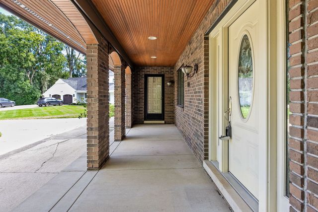 6342 Martin Drive, Willowbrook, IL 60527