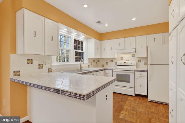 5880 WOODFIELD ESTATES DR, Alexandria, VA 22310