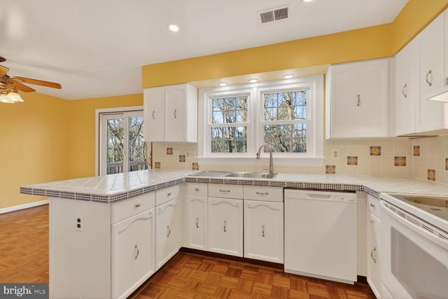 5880 WOODFIELD ESTATES DR, Alexandria, VA 22310