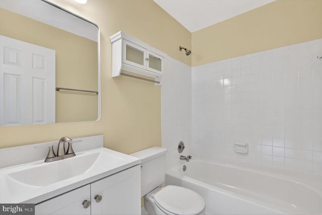 5880 WOODFIELD ESTATES DR, Alexandria, VA 22310