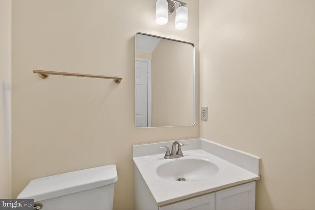 5880 WOODFIELD ESTATES DR, Alexandria, VA 22310