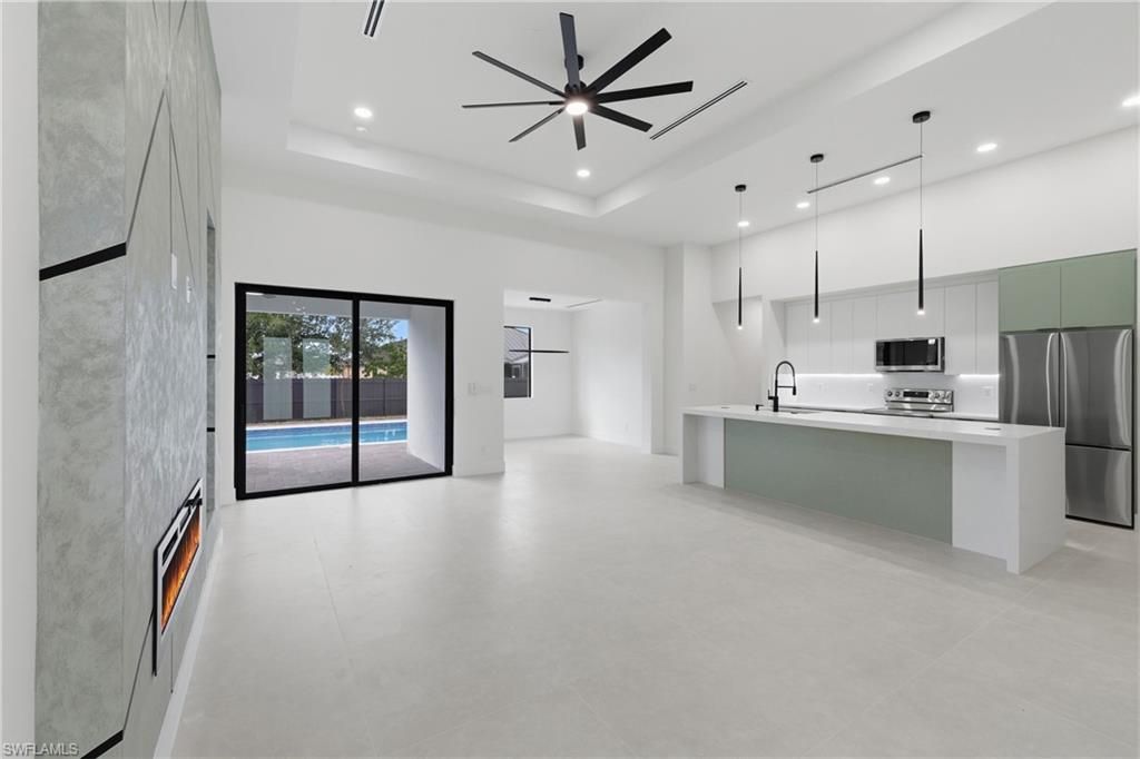 Image 10 of property listing at 408 SW 28th AVE, Cape Coral, FL 33991