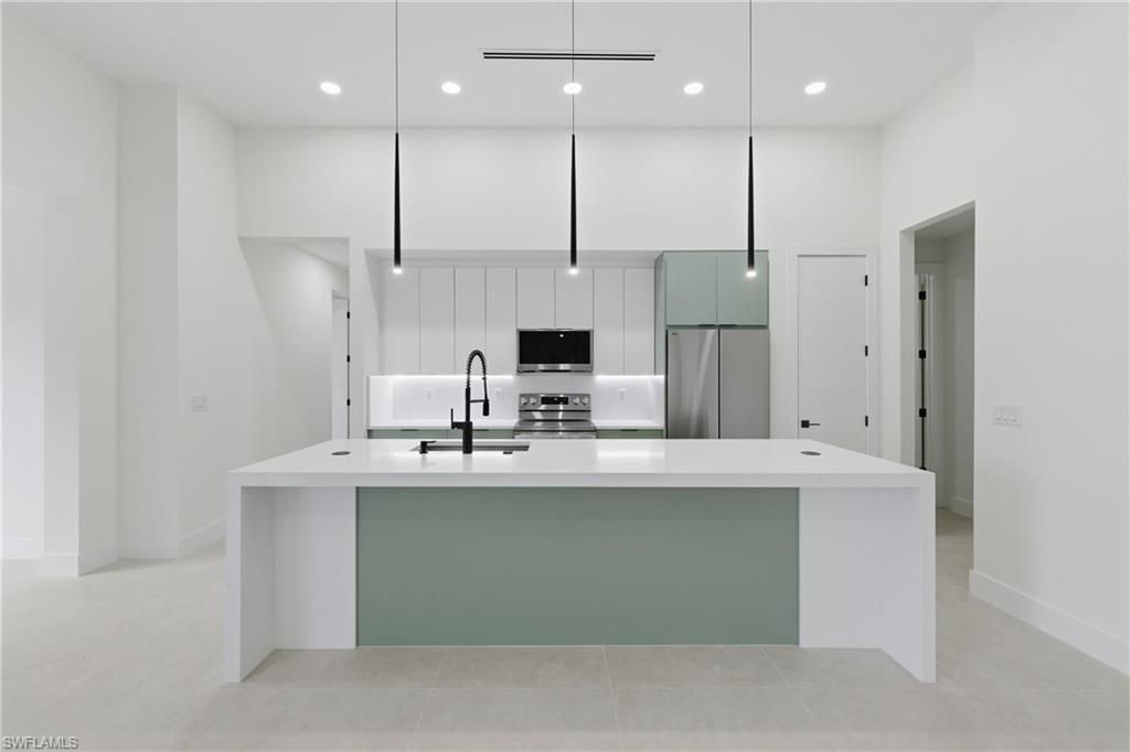 Image 11 of property listing at 408 SW 28th AVE, Cape Coral, FL 33991