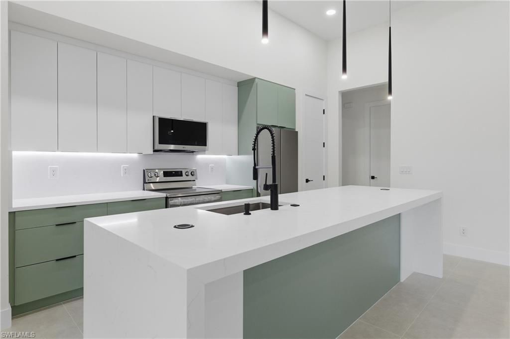 Image 12 of property listing at 408 SW 28th AVE, Cape Coral, FL 33991