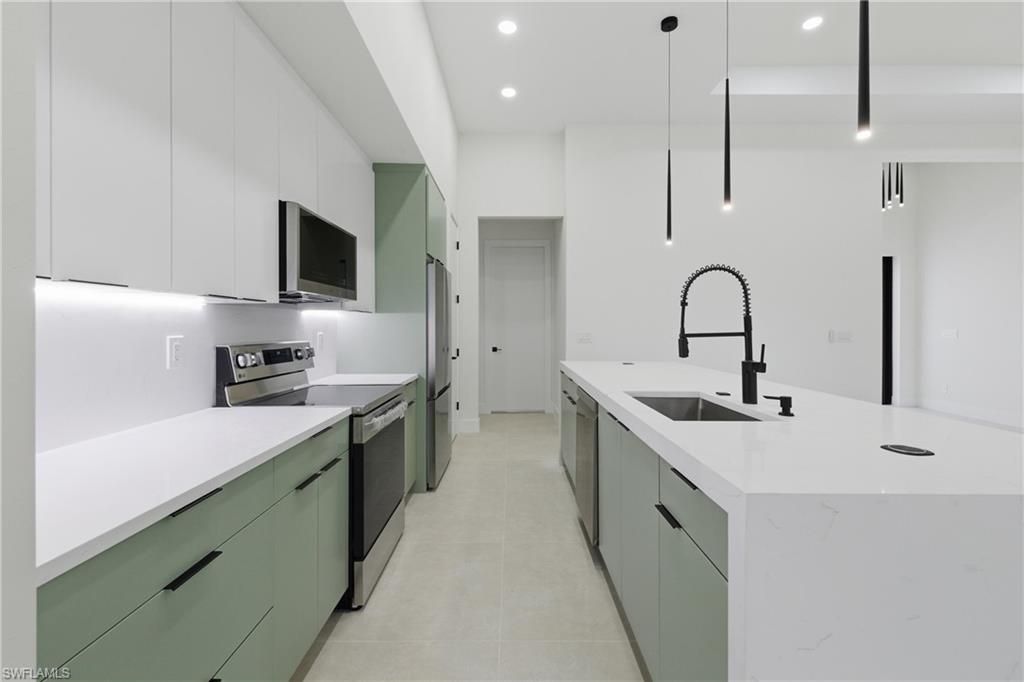 Image 13 of property listing at 408 SW 28th AVE, Cape Coral, FL 33991