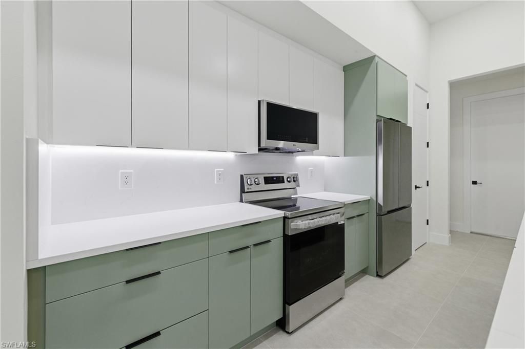 Image 14 of property listing at 408 SW 28th AVE, Cape Coral, FL 33991