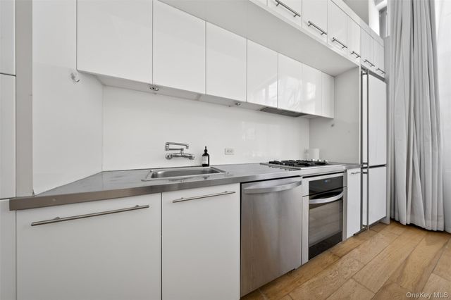 27-28 Thomson Avenue 250, Long Island City, NY 11101