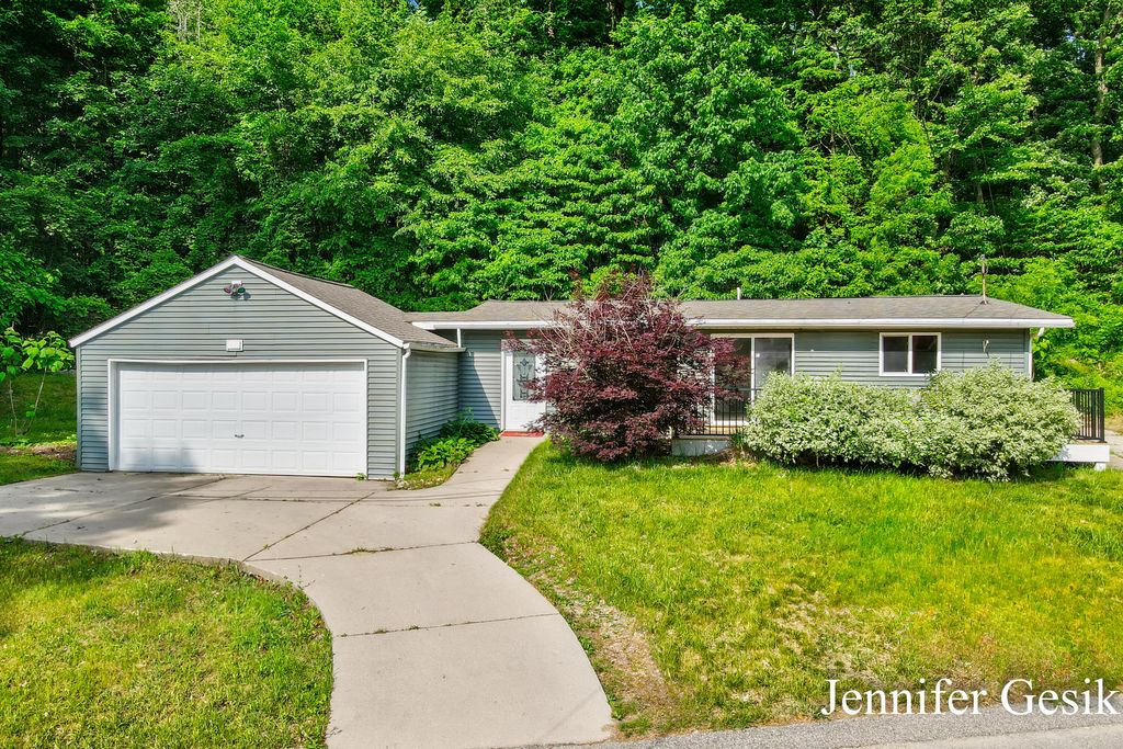 8735 Brower Lake Drive NE, Rockford, MI 49341