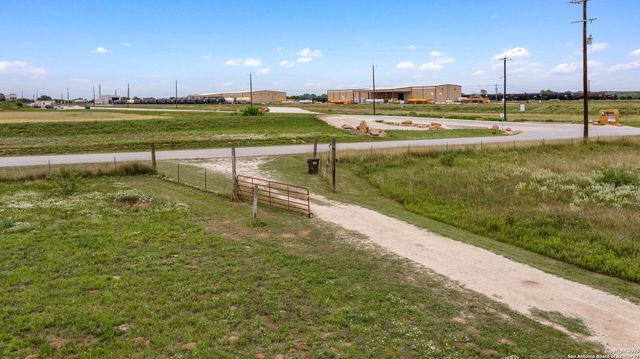 00 Borregas, Elmendorf, TX 78112