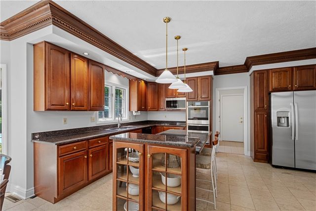 1648 Blackburn Heights Dr, Ohio Twp, PA 15143