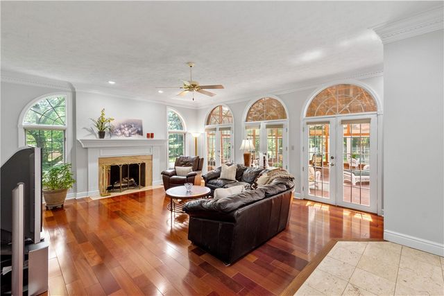 1648 Blackburn Heights Dr, Ohio Twp, PA 15143