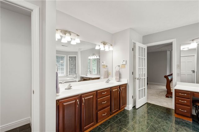 1648 Blackburn Heights Dr, Ohio Twp, PA 15143