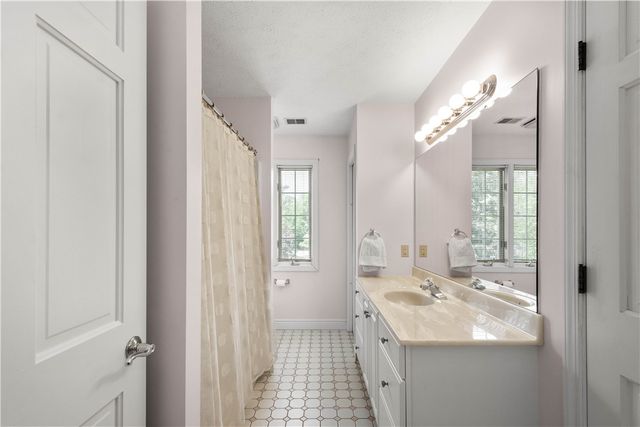 1648 Blackburn Heights Dr, Ohio Twp, PA 15143