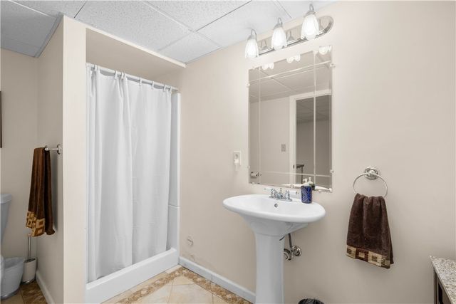 1648 Blackburn Heights Dr, Ohio Twp, PA 15143