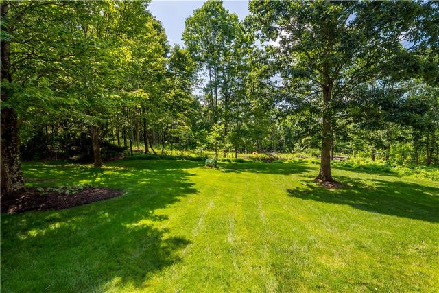 1648 Blackburn Heights Dr, Ohio Twp, PA 15143