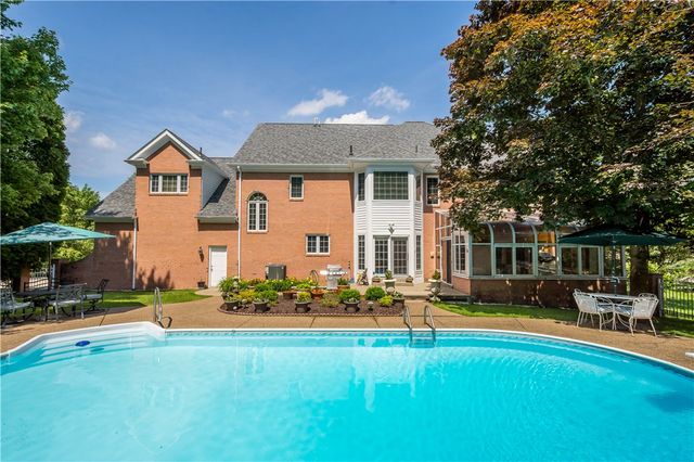 1648 Blackburn Heights Dr, Ohio Twp, PA 15143