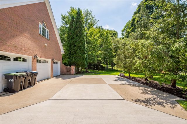 1648 Blackburn Heights Dr, Ohio Twp, PA 15143